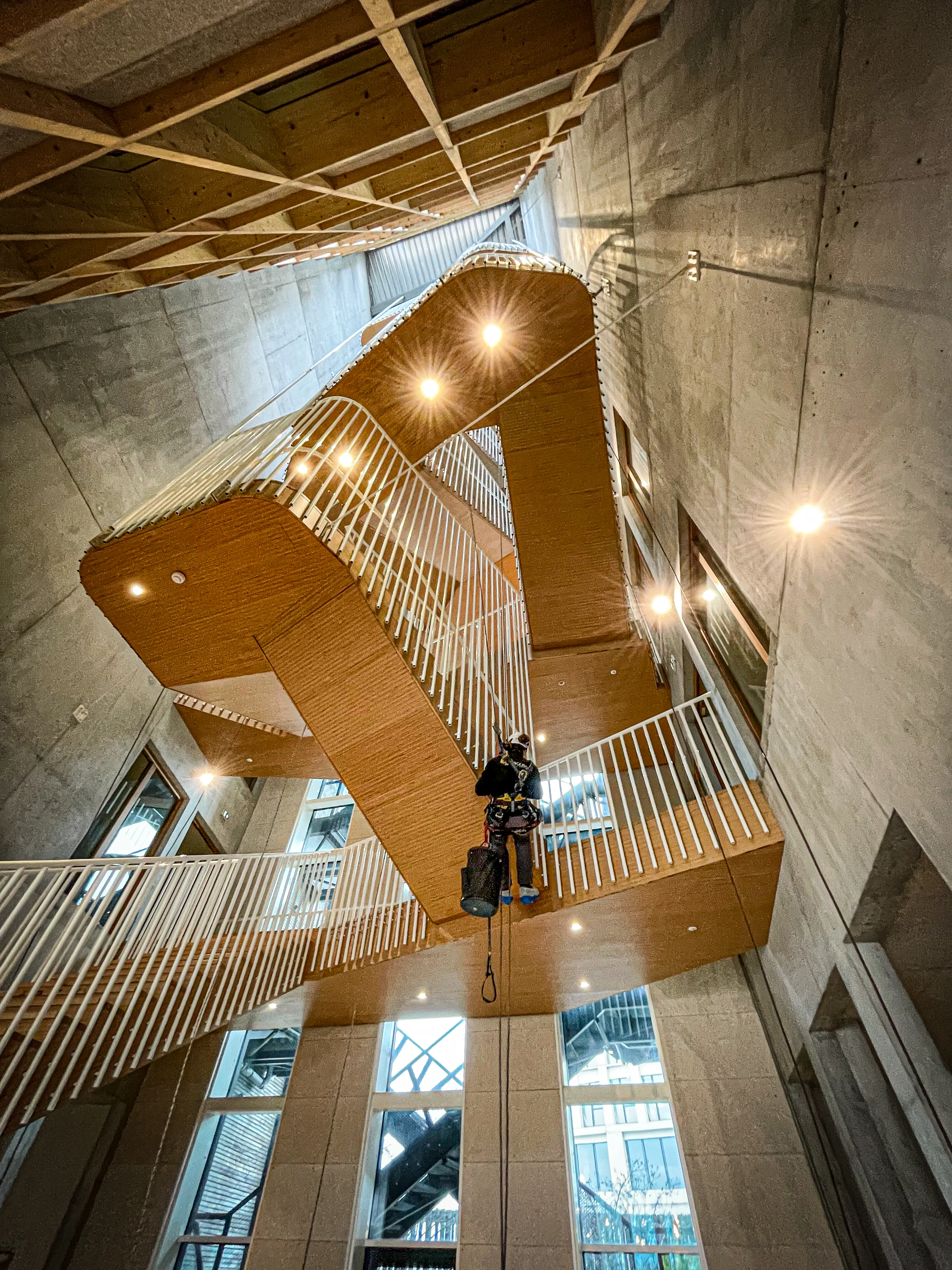 Intervention de cordistes MS Access pour escalier et design chez ATELIER AGENCEMENT à Bordeaux (bâtiment) – 2